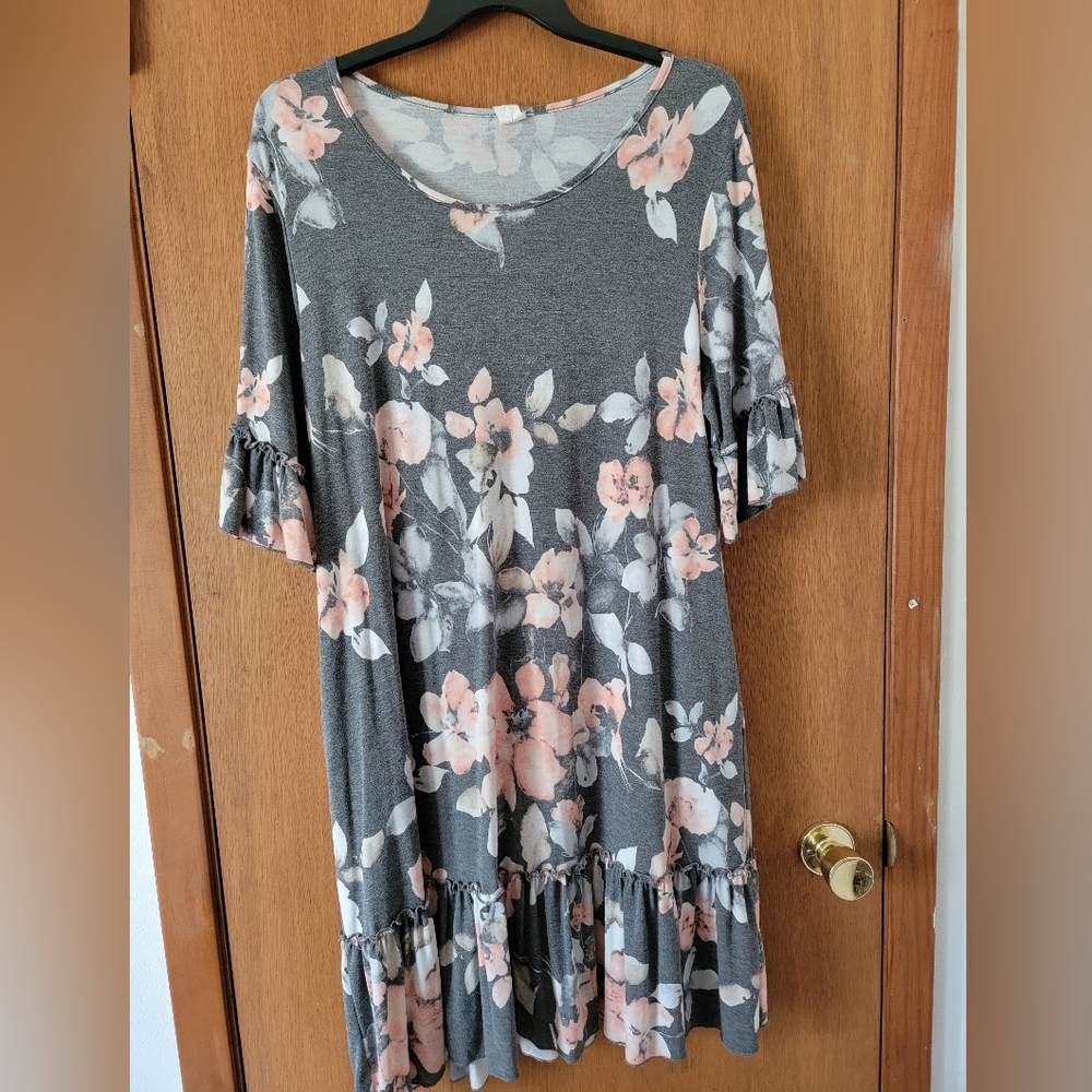 Curvy Pink And Gray Flutter Sleeve Dress with Ruffled Tier And Sleeve Size 3X - Picture 2 of 5